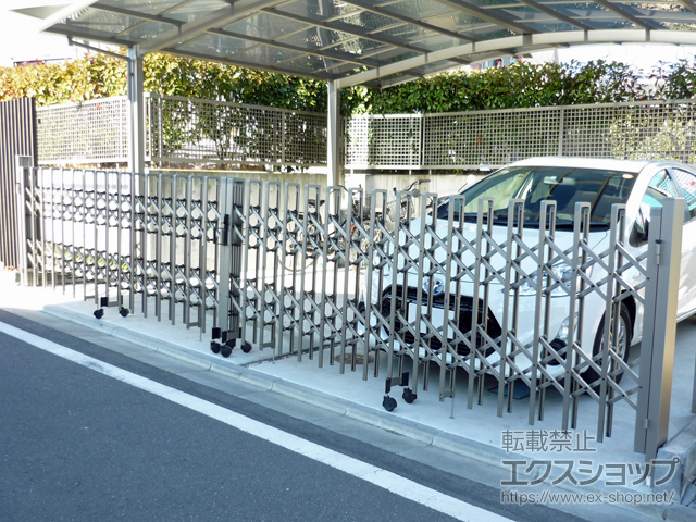 東京都稲城市ののカーゲート トリップゲート 傾斜地専用型 ノンレール 両開き 60W(30S＋30M) 施工例