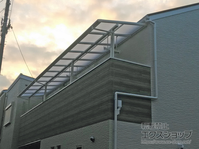 大阪府大阪市のLIXIL リクシル（トステム）のバルコニー・ベランダ屋根 パワーアルファ F型 屋根タイプ 三連棟 積雪〜30cm対応 施工例