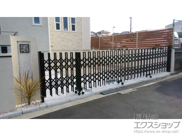 神奈川県横浜市ののカーゲート トリップゲート 傾斜地専用型 ノンレール 両開き親子タイプ  59W(12S＋47S） 施工例