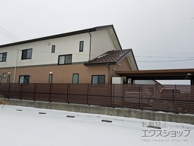 石川県羽咋市ののフェンス・柵 モクアルフェンス 横板タイプ 2段支柱 自立建て用（パネル2段） 施工例