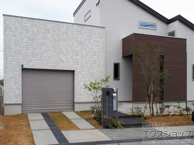 福岡県宮若市のLIXIL リクシル（トステム）のガレージシャッター ガレージシャッタークワトロ 電動式 内部付タイプ 施工例