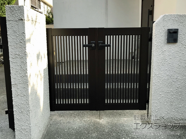 神奈川県横浜市のの門扉 シンプレオ門扉2型 縦格子 両開き 門柱使用 施工例