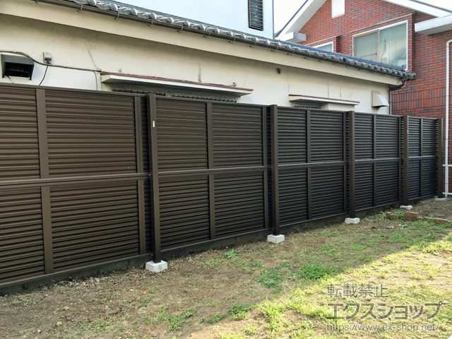 神奈川県横浜市ののフェンス・柵 ミエーネフェンス 目隠しルーバータイプ 2段支柱 自立建て用（パネル2段） 施工例