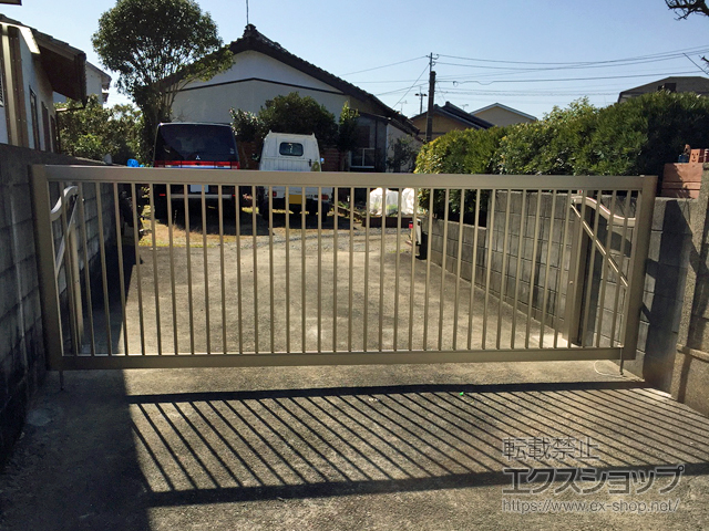 宮崎県東臼杵郡門川町ののカーゲート スウィングアップゲート2型 縦格子 手動式 施工例