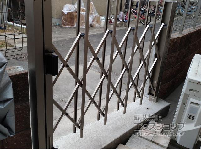 大阪府吹田市ののカーゲート トリップゲート RA型 ノンレール 片開き 16S ※施錠機能なし 施工例