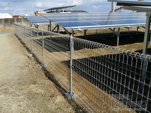 宮城県角田市ののフェンス・柵 メッシュフェンスM0 間仕切柱 施工例