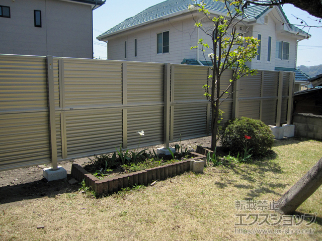 長野県小諸市ののフェンス・柵 ミエーネフェンス 目隠しルーバータイプ 2段支柱 自立建て用（パネル2段） 施工例