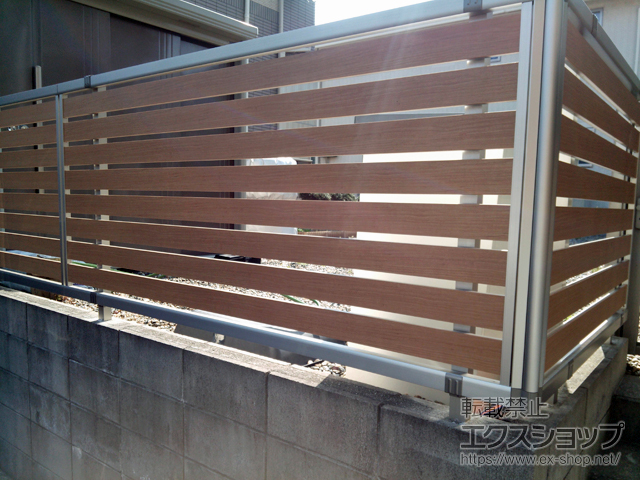 千葉県木更津市ののフェンス・柵 ルシアスフェンスF04型 横板 木目カラー 自由柱施工 施工例