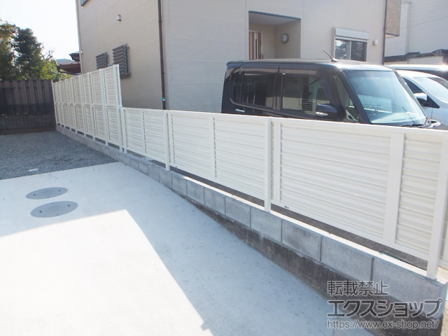 静岡県裾野市ののフェンス・柵 ミエーネフェンス 目隠しルーバータイプ 自由柱　※柱別途 施工例