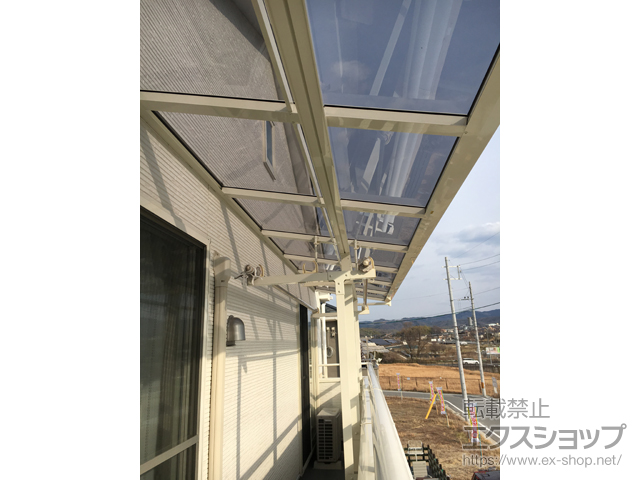 京都府木津川市ののバルコニー・ベランダ屋根 スピーネ F型 屋根タイプ 連棟 積雪〜20cm対応＋吊り下げ物干し Aセット 施工例