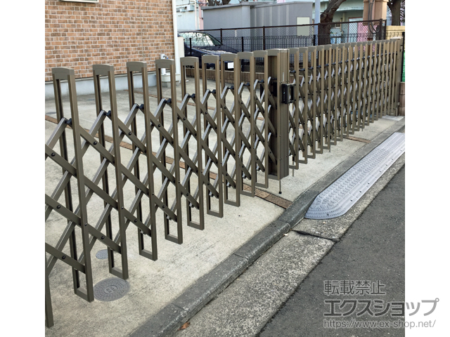 神奈川県横浜市ののカーゲート エアリーナll 傾斜地対応 両開き親子タイプ（26S+43M） 施工例