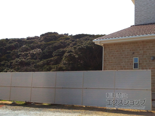 福岡県遠賀郡芦屋町ののフェンス・柵 ミエーネフェンス 目隠しルーバータイプ 2段支柱 施工例