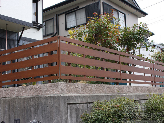 愛知県豊川市ののフェンス・柵 アレグリアフェンス 4型 横板貼り 自由支柱 施工例