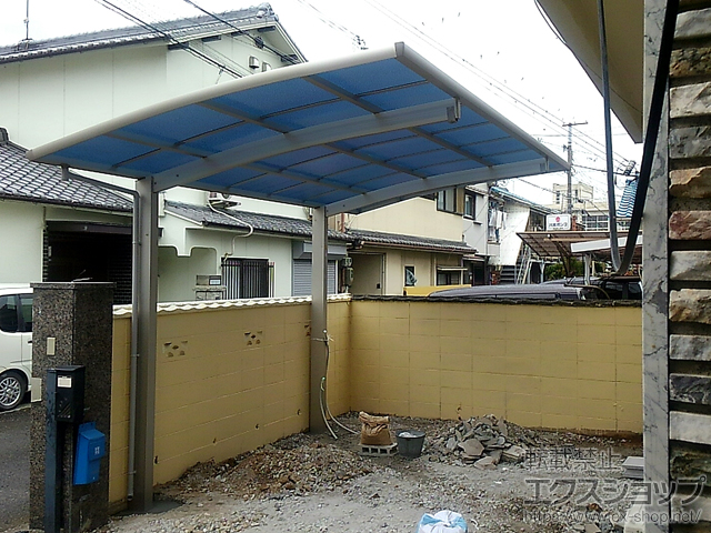 和歌山県和歌山市ののカーポート レイナポートグラン　積雪〜20cm対応＋着脱式サポート 標準・ハイルーフ兼用 2本入り×1セット 施工例