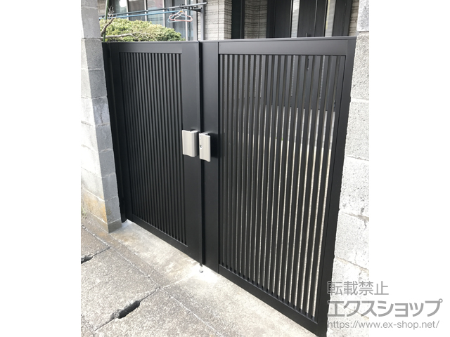 神奈川県川崎市のの門扉 ライシス門扉 2型 細たて桟 両開き 柱使用 施工例