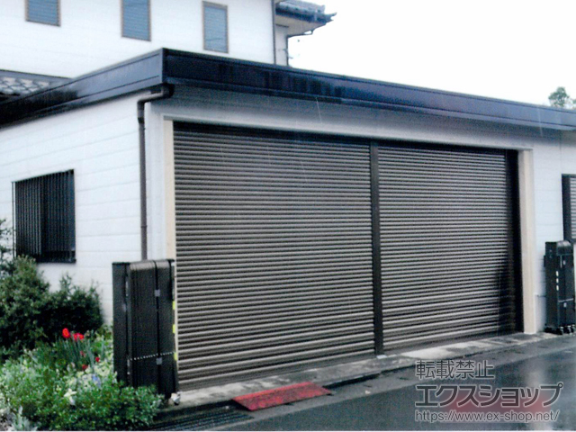 京都府舞鶴市のLIXIL リクシル（トステム）のガレージシャッター ガレージシャッタークワトロ 電動式 内部付タイプ ※連窓仕様 施工例