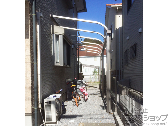 滋賀県彦根市のLIXIL リクシル（トステム）のカーポート テリオスポートIII 1500 奥行延長 角柱6本仕様 積雪〜50cm対応 施工例