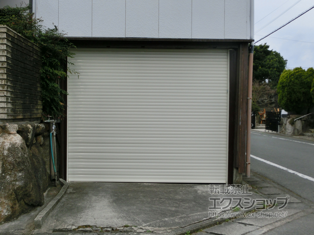 福岡県大牟田市のLIXIL リクシル（トステム）のガレージシャッター ガレージシャッタークワトロ 電動式 内部付タイプ※外部停電時開閉機構 施工例