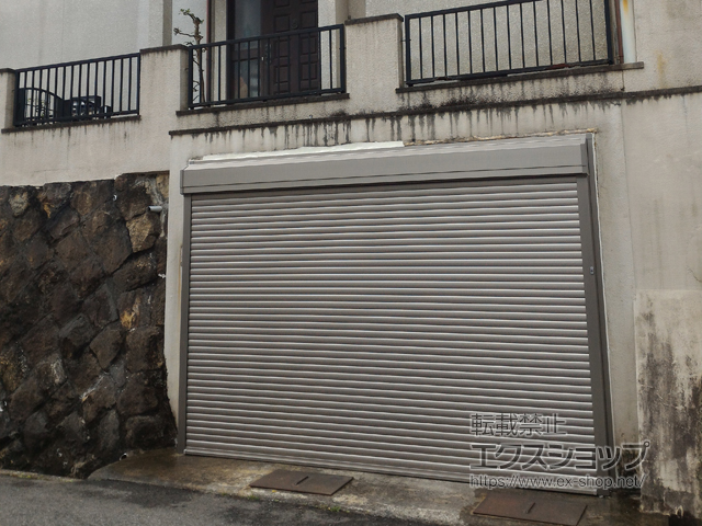 兵庫県西宮市のLIXIL リクシル（トステム）のガレージシャッター ガレージシャッタークワトロ 電動式 外部付タイプ※外部停電時開閉機構 施工例