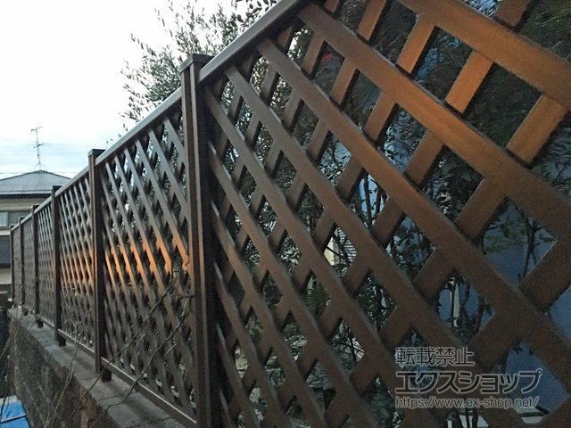 長崎県佐世保市ののフェンス・柵 ステイウッドフェンスM1型 間仕切り柱 施工例