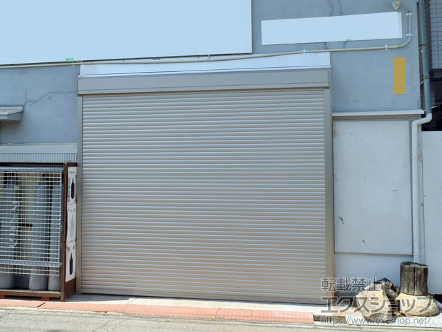 大阪府大阪市のLIXIL リクシル（トステム）のガレージシャッター ガレージシャッタークワトロ 電動式 外部付タイプ 施工例