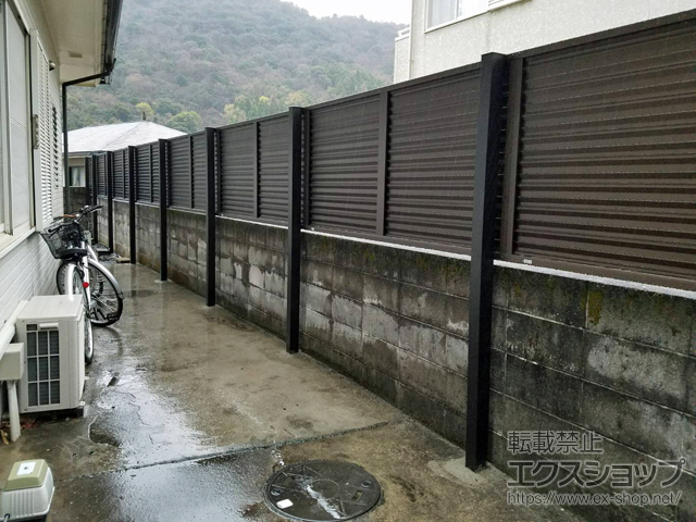 徳島県阿南市ののフェンス・柵 ミエーネフェンス 目隠しルーバータイプ 2段支柱 自立建て用（パネル1段） 施工例