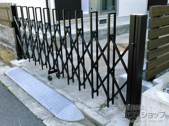 滋賀県近江八幡市ののカーゲート トリップゲート RA型 ノンレール 片開き 33S 施工例