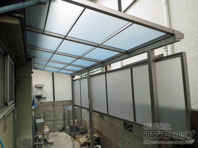 広島県広島市ののテラス屋根 スピーネ F型 テラスタイプ 連棟 積雪〜20cm対応 ※躯体側出幅違い納まり 施工例