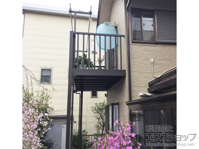 埼玉県さいたま市のLIXIL リクシル（トステム）のバルコニー ビューステージHスタイル 縦太格子 単体 柱建て式 施工例