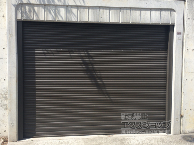 東京都町田市のLIXIL リクシル（トステム）のガレージシャッター ガレージシャッタークワトロ 電動式 内部付タイプ 施工例