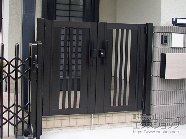 埼玉県桶川市のの門扉 エクスライン門扉14型 両開き　門柱使用 施工例