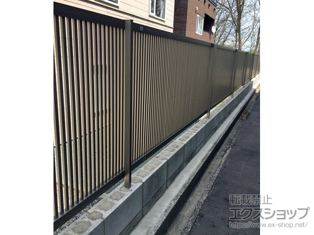 青森県青森市ののフェンス・柵 ライシスフェンス 2型 細たて桟 フリーポールタイプ 施工例