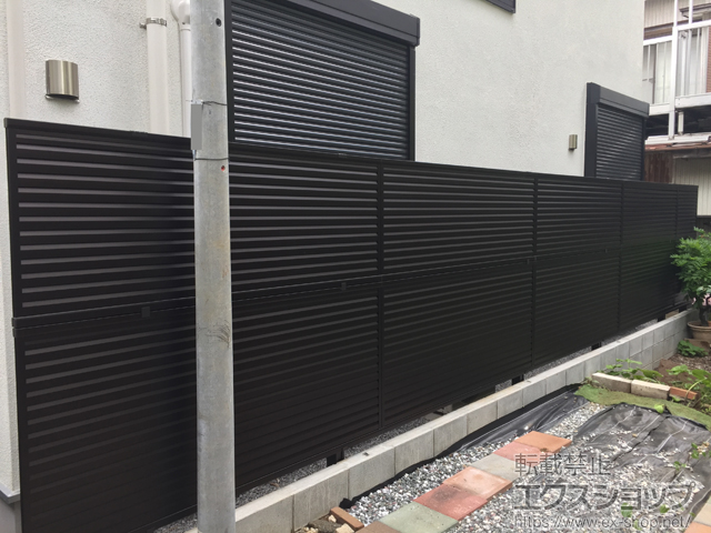 神奈川県川崎市ののフェンス・柵 ミエーネフェンス 目隠しルーバータイプ 2段支柱 自立建て用 施工例