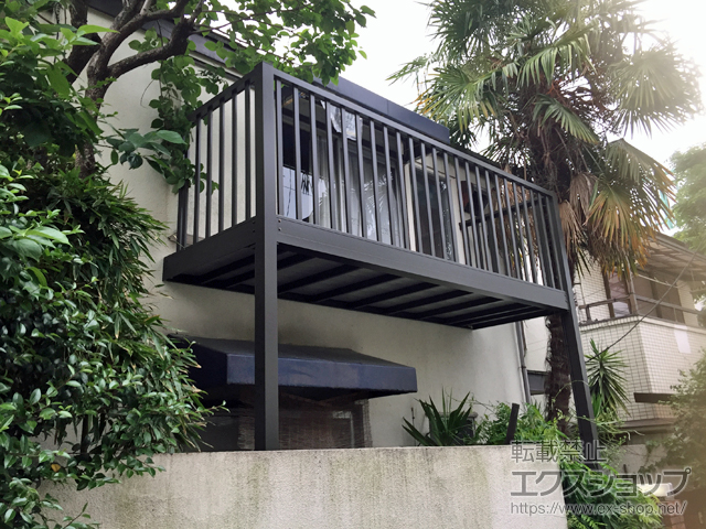 東京都新宿区のLIXIL リクシル（トステム）のバルコニー ビューステージHスタイル 縦太格子 単体 柱建て式 施工例