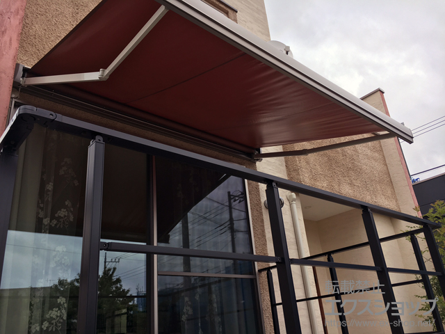 神奈川県川崎市のLIXIL リクシル（トステム）のオーニング・日よけ 彩風 あやかぜ S型 電動式（リモコン） 施工例