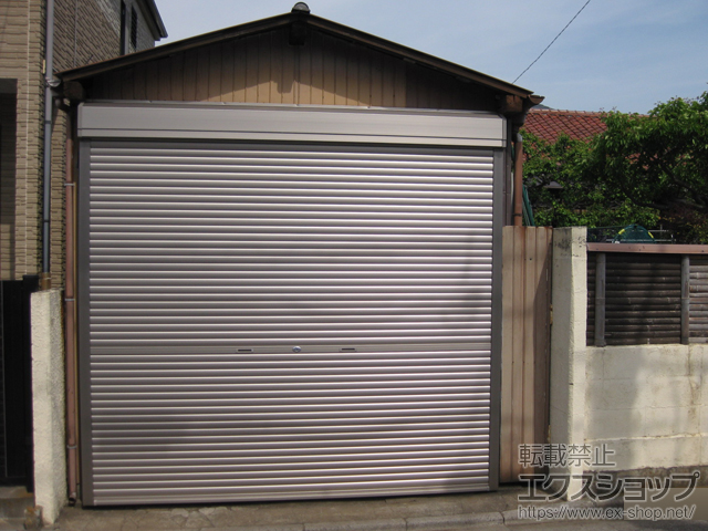 千葉県船橋市のLIXIL リクシル（トステム）のガレージシャッター ガレージシャッタークワトロ 手動式 外部付タイプ 施工例