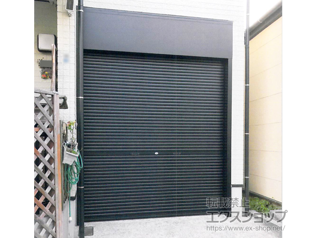 神奈川県横浜市のLIXIL リクシル（トステム）のガレージシャッター ガレージシャッタークワトロ 手動式 内部付タイプ 施工例