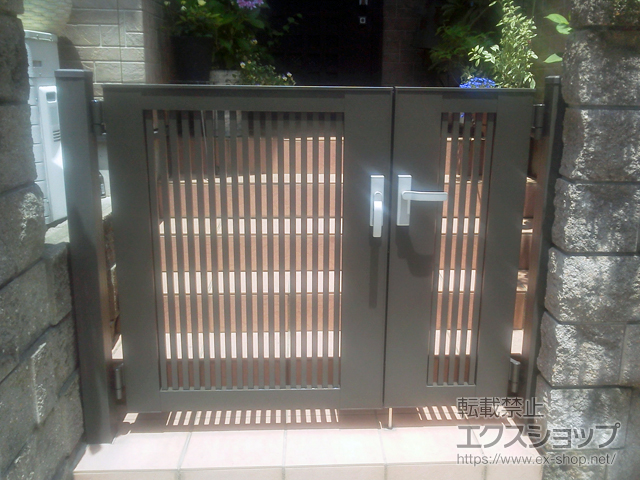 東京都練馬区のの門扉 ライシス門扉 2型 細たて桟 両開き親子 柱使用※既存柱流用 施工例
