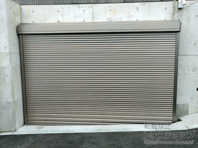 神奈川県横浜市のLIXIL リクシル（トステム）のガレージシャッター ガレージシャッタークワトロ 電動式 外部付タイプ※外部停電時開閉機構 施工例