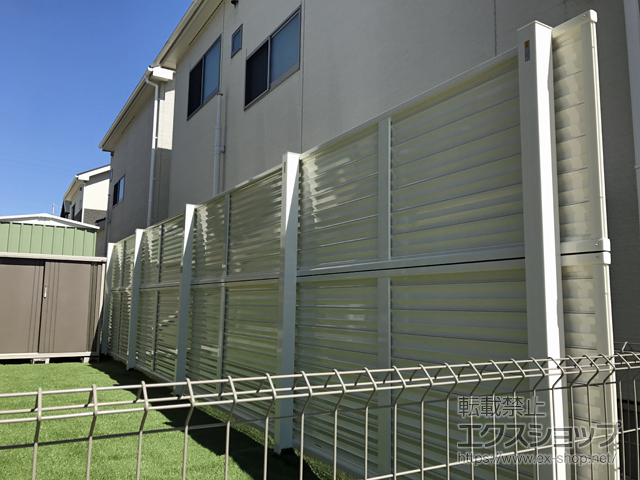 愛知県知多郡阿久比町ののフェンス・柵 ミエーネフェンス 目隠しルーバータイプ 2段支柱 自立建て用（パネル2段） 施工例