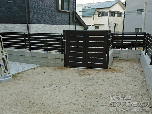 福岡県福岡市のの門扉 ルシアス門扉BW01型 横スリット 両開き アルミカラー 門柱使用 （柱75角） 施工例