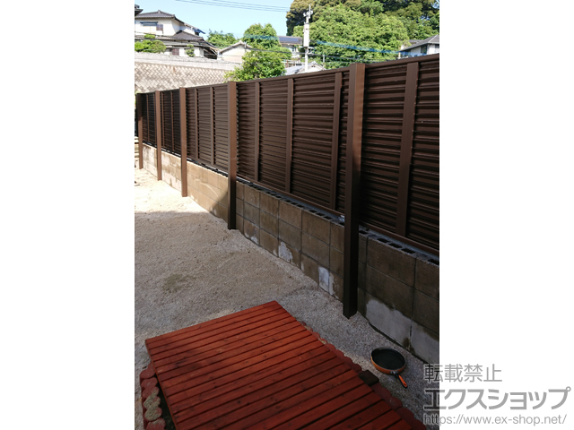 福岡県北九州市ののフェンス・柵 シンプレオフェンス13型 目隠しルーバー 2段支柱 自立建て用（パネル1段） 施工例