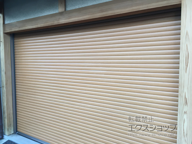 京都府京都市のLIXIL リクシル（トステム）のガレージシャッター ガレージシャッタークワトロ 電動式 内部付タイプ 木目調 施工例