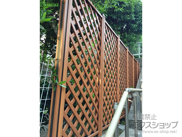 東京都町田市ののフェンス・柵 ステイウッドフェンスM1型 高尺タイプ 間仕切り柱 施工例