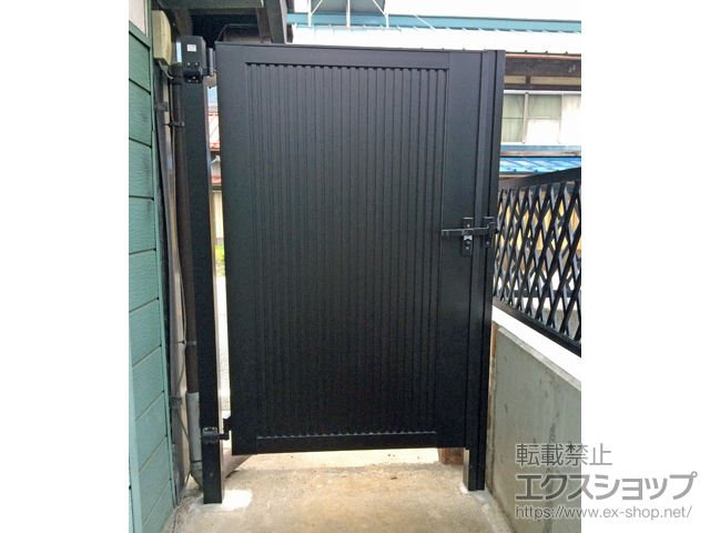 山梨県南都留郡西桂町のの門扉 ライシス門扉 6型 たて目隠し 片開き 柱使用 施工例