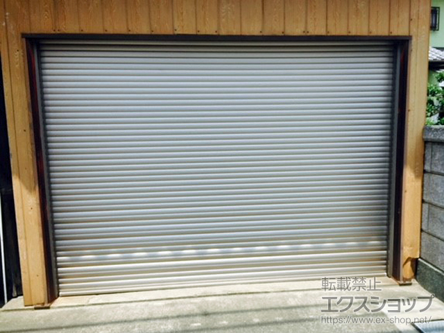 和歌山県海南市のLIXIL リクシル（トステム）のガレージシャッター ガレージシャッタークワトロ 電動式 内部付タイプ 施工例