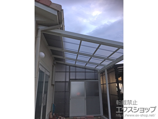 山口県山陽小野田市のLIXIL リクシル（トステム）のテラス屋根 ナーラテラス テラスタイプ 三連棟 積雪〜20cm対応＋ 全面波板囲い用部材一式 施工例