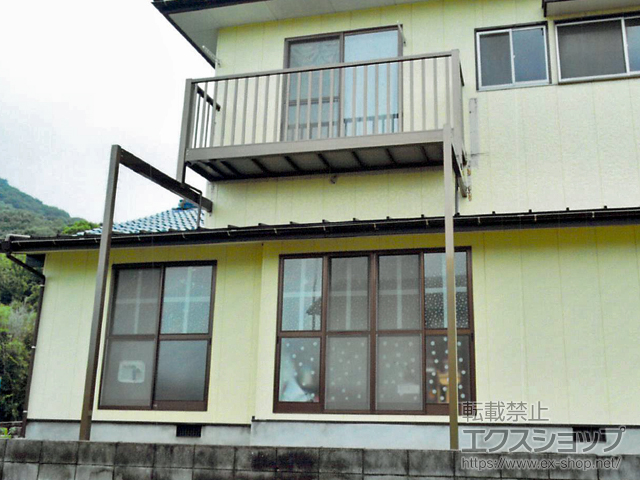 山口県下関市のLIXIL リクシル（トステム）のバルコニー ビューステージHスタイル 縦太格子 単体 柱建て式 ※馬梁仕様 施工例