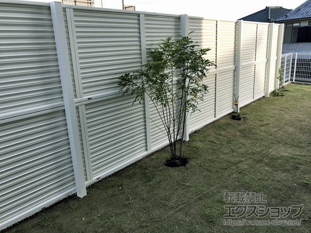 長崎県大村市ののフェンス・柵 ミエーネフェンス 目隠しルーバータイプ 2段支柱 自立建て用 施工例
