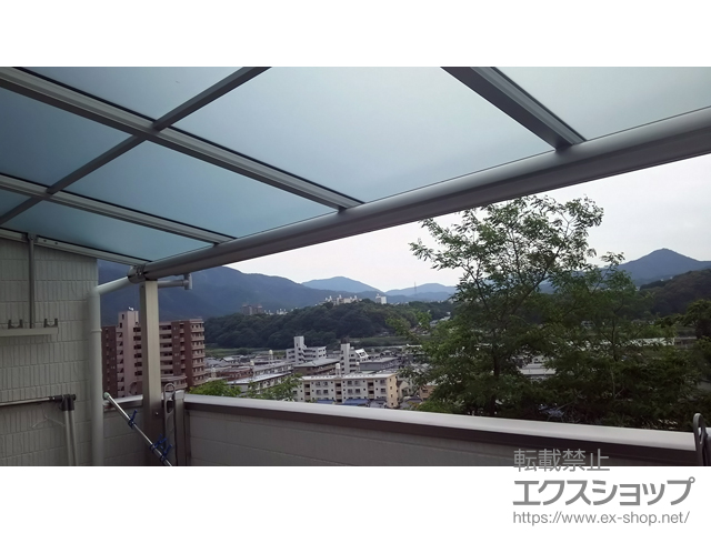 広島県広島市ののバルコニー・ベランダ屋根 ヴェクターテラス F型 屋根タイプ 単体 積雪〜20cm対応＋吊り下げ物干し 標準2本入り 施工例